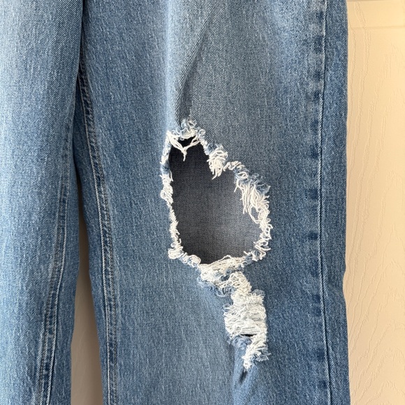 Forever 21 Women’s Straight Leg Distressed Jeans - Picture 6 of 7